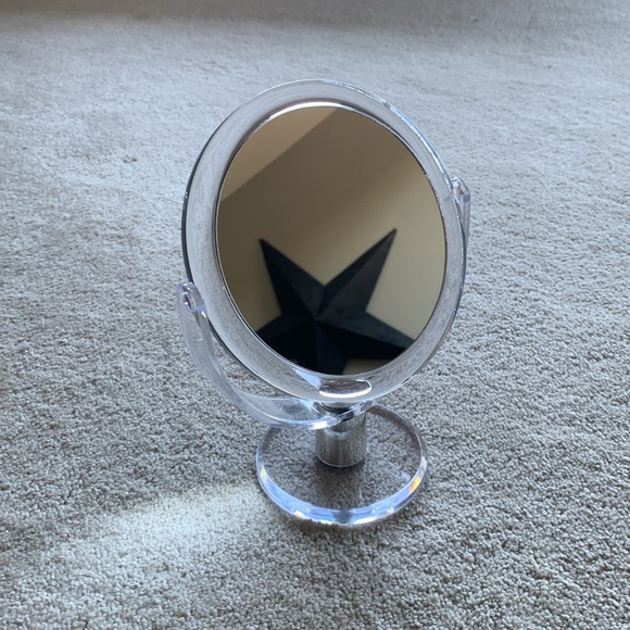 magnifying mirror 3X and regular. - Picture 3 of 5